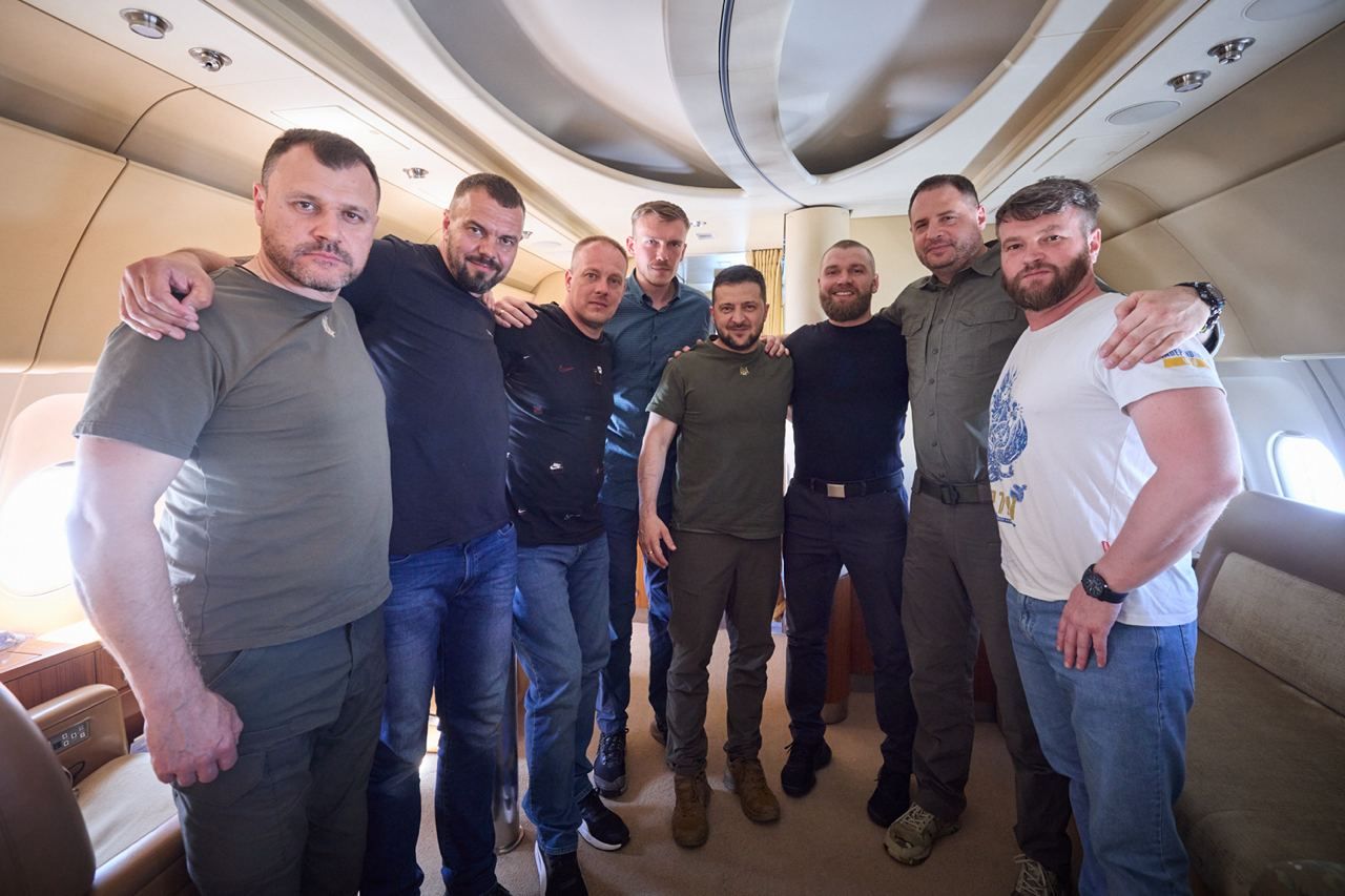  Як у Росії реагують на звільнення командирів "Азовсталі" 