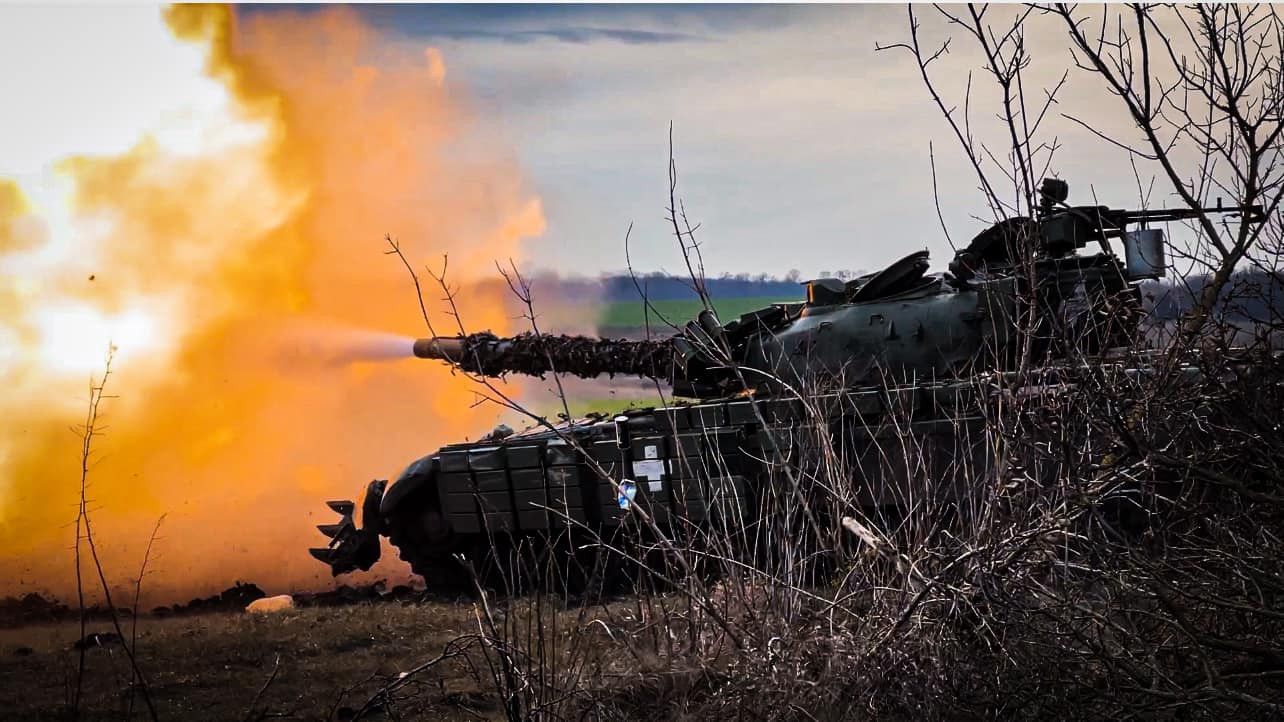 Українські військові печуть ворога вогнем