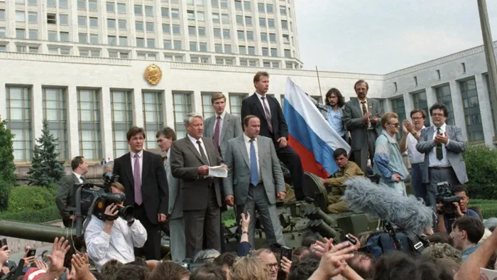 Ельцин с соратниками на танке