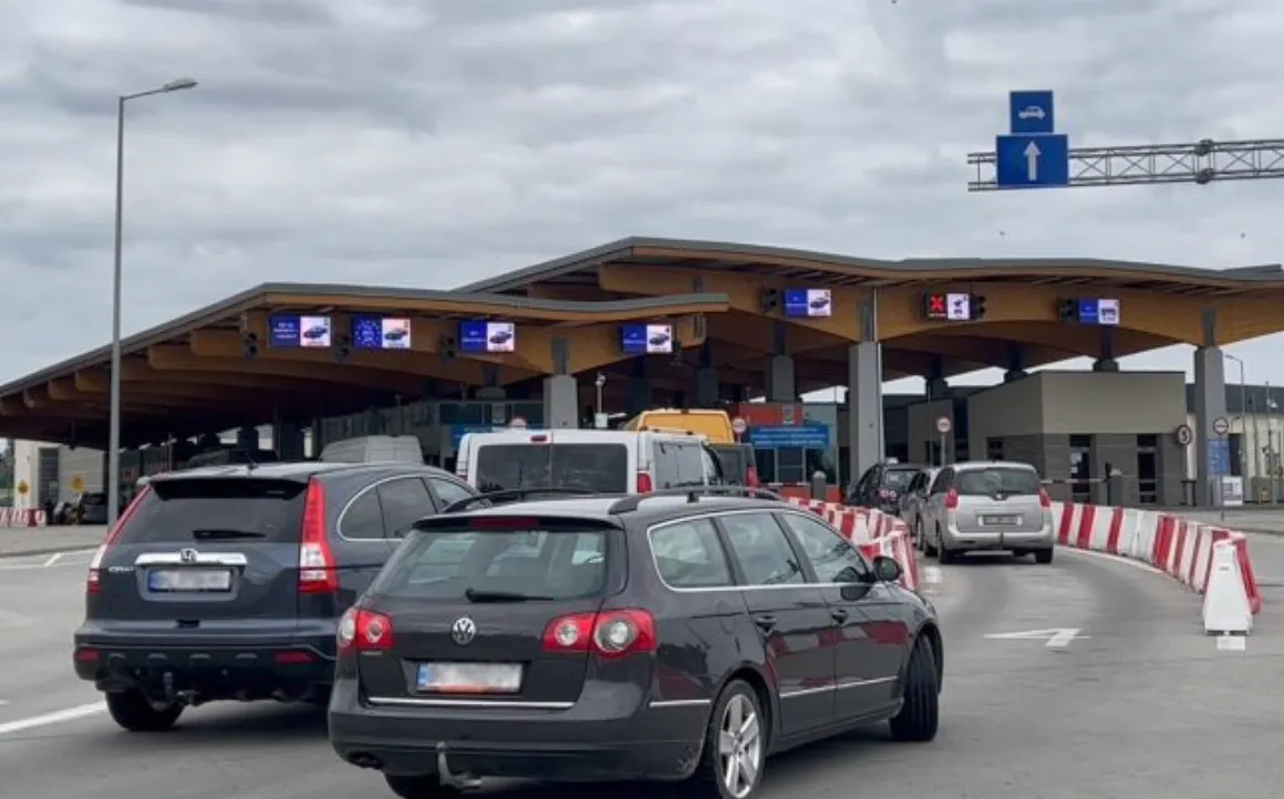 Влітку пасажиропотік на кордонах України зріс майже у півтора рази Влітку пасажиропотік на кордонах України зріс майже у півтора рази