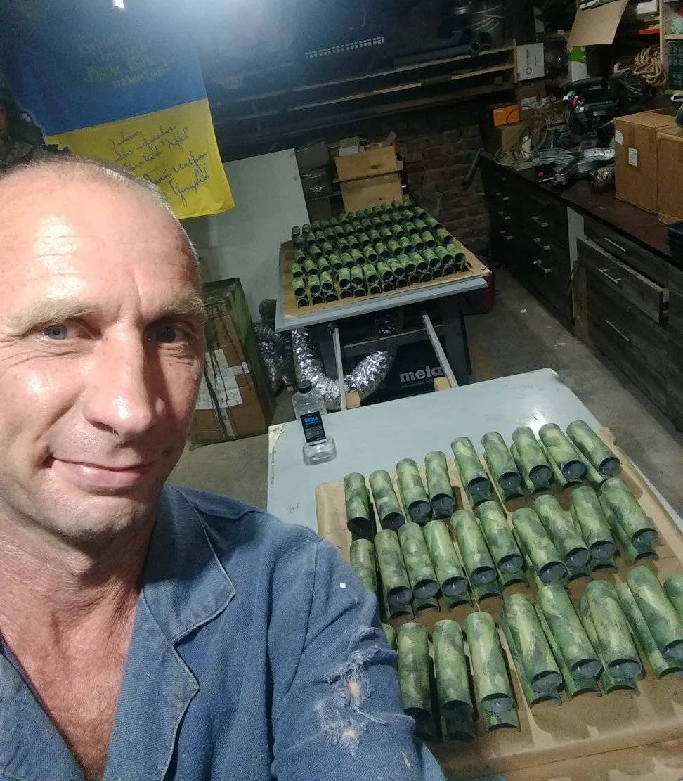 Павло Брегель у своїй майстерні перископів для військових / Фейсбук Павло Брегель у своїй майстерні перископів для військових / Фейсбук