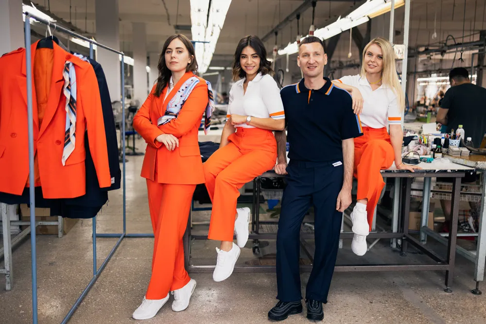 Бортпровідники SkyUp у новій формі Бортпровідники SkyUp у новій формі