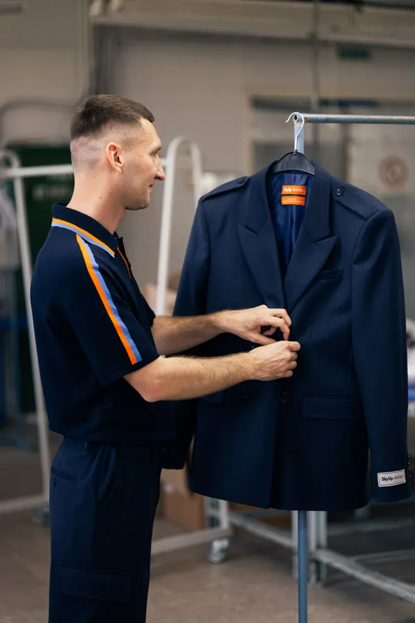 Нова форма бортпровідників-чоловіків SkyUp Нова форма бортпровідників-чоловіків SkyUp