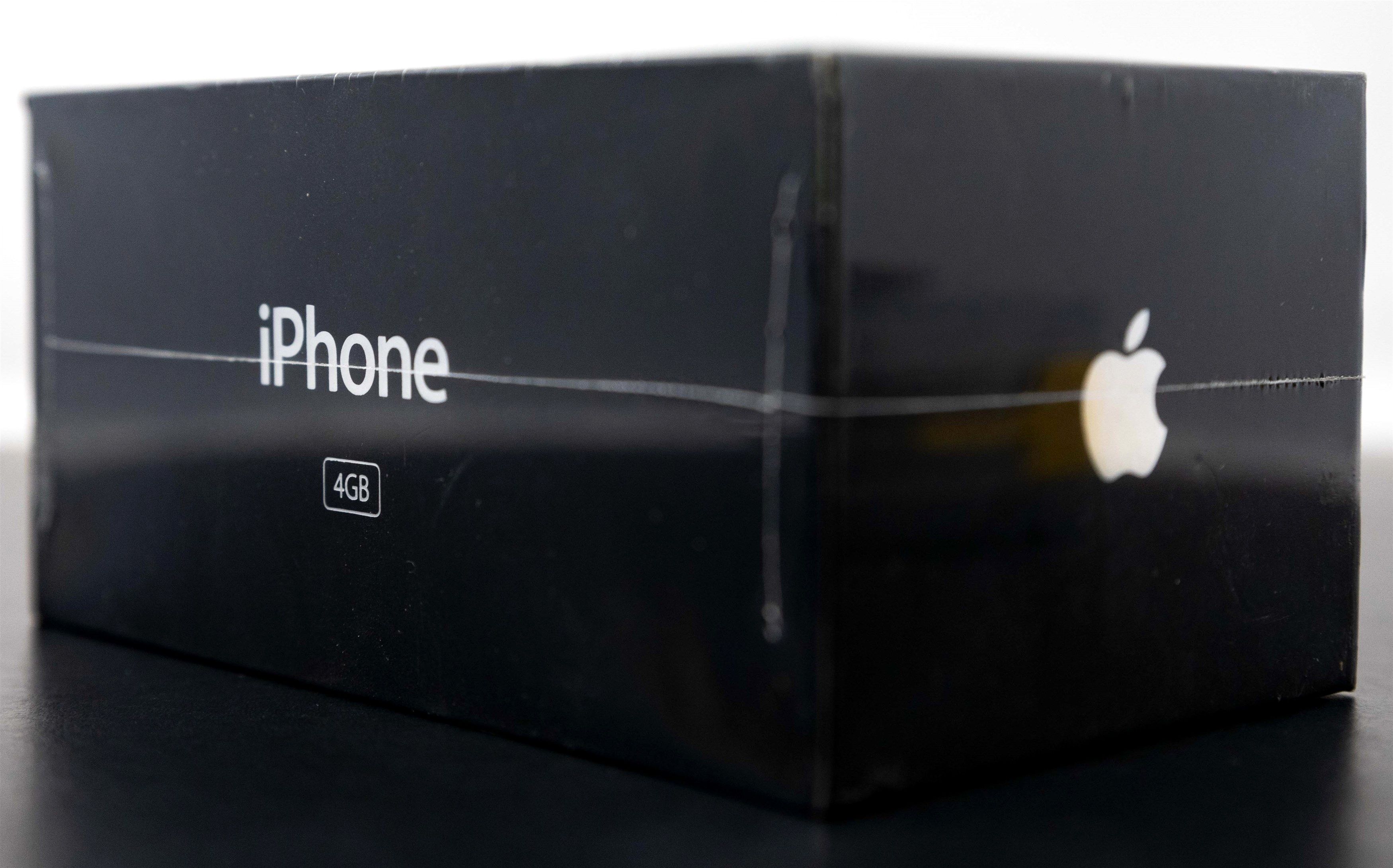 Оригінальний iPhone продали за 190 372 долари