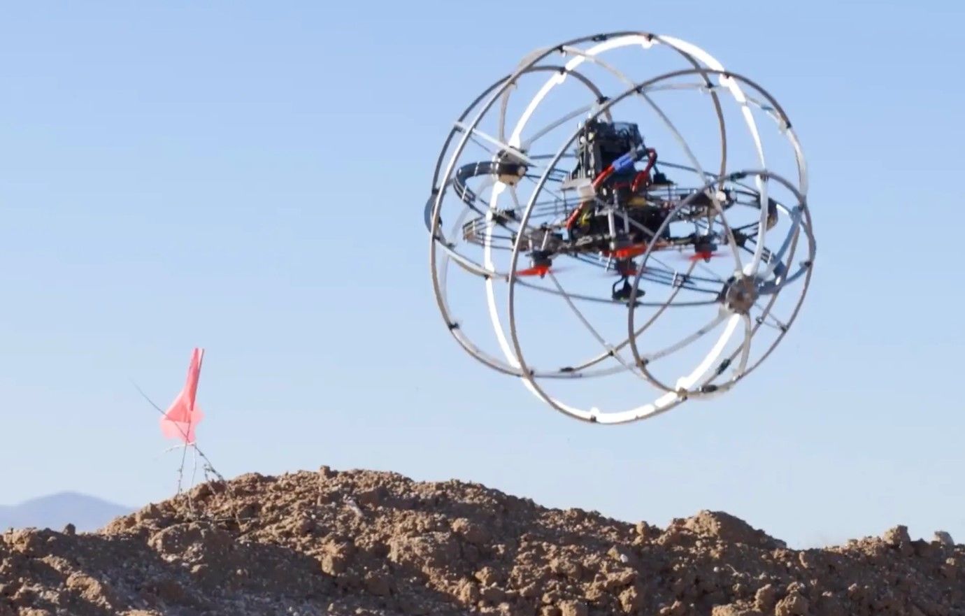 Автономный робот HMR способен летать и передвигаться по суше.