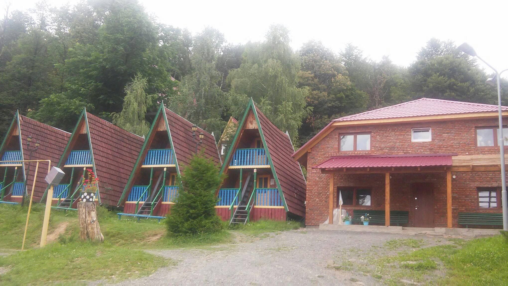Будиночки Зачарованої Долини - табору в Закарпатті, на який витрачають кошти київських платників податків