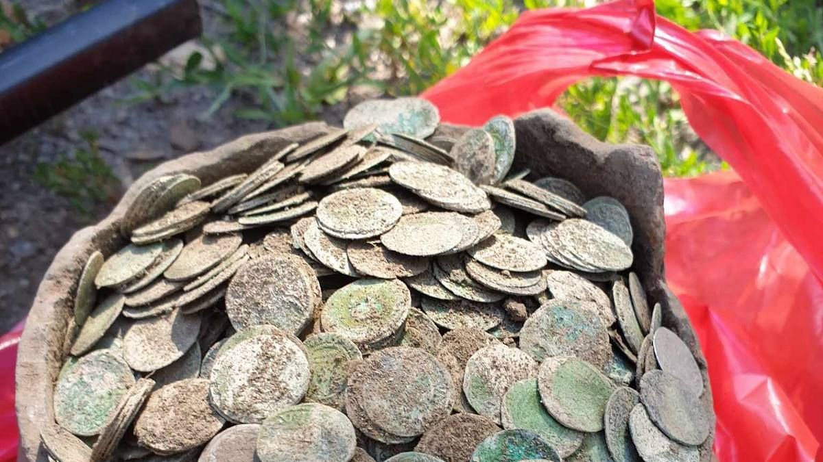 Шукачі металу знайшли в румунському лісі тисячі середньовічних монет