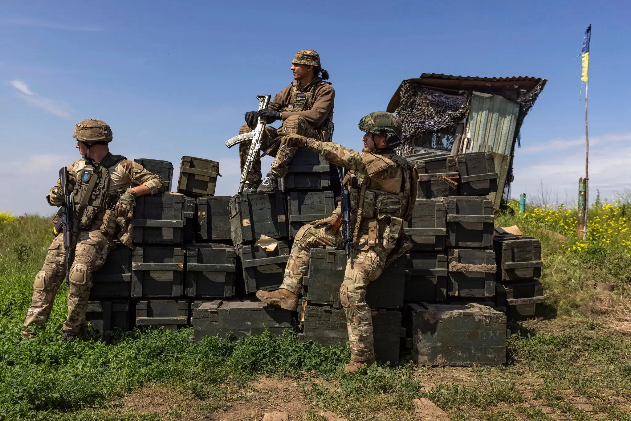 Александр (в центре) из оккупированного Бахмута Александр (в центре) из оккупированного Бахмута