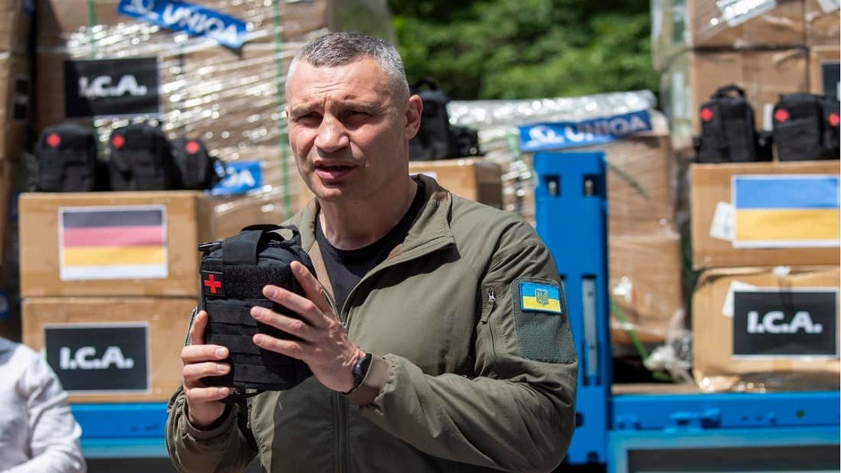 Мэр Киева помогает снаряжать украинских защитников Мэр Киева помогает снаряжать украинских защитников