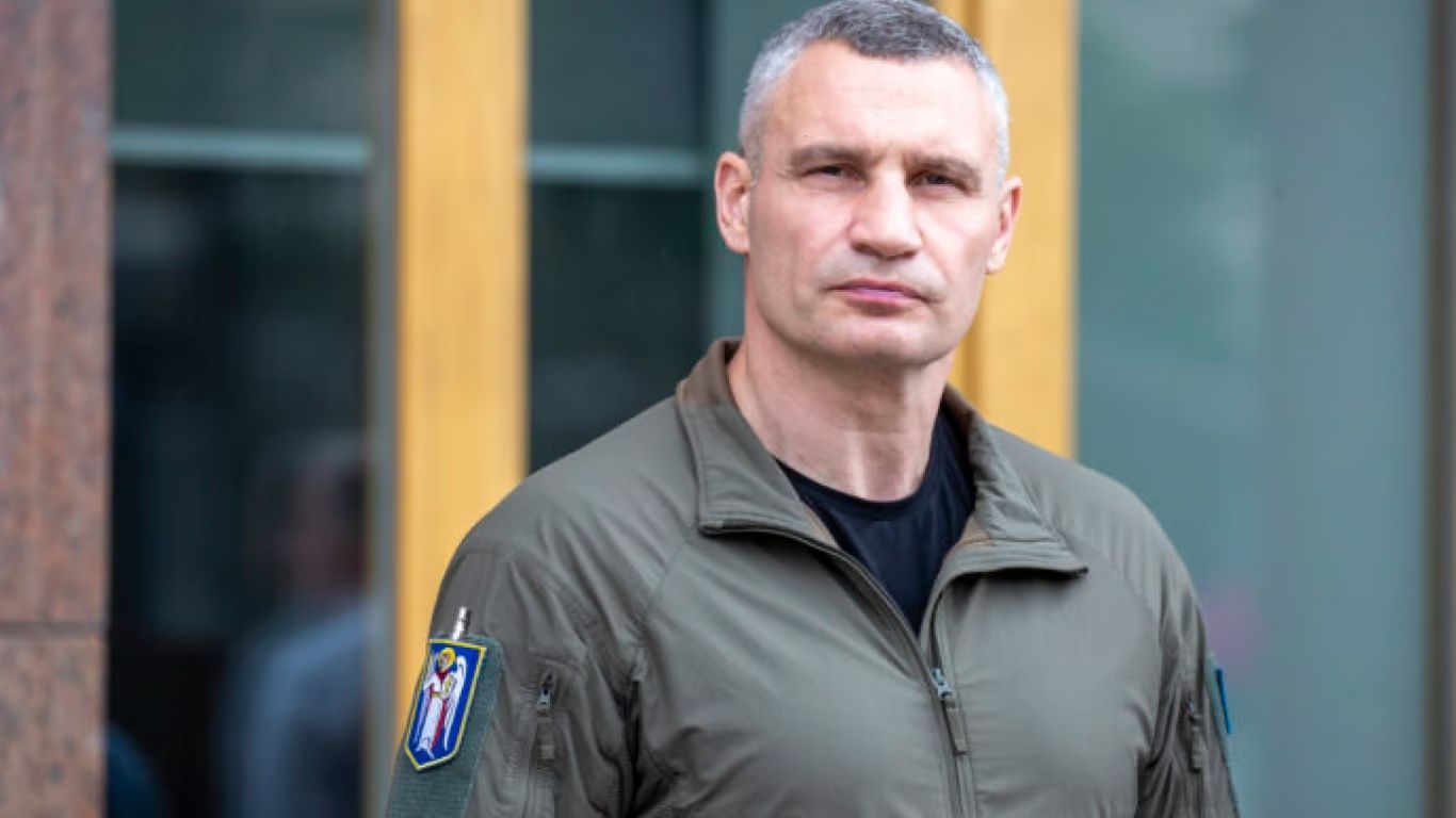 Киевлянам с нарушением слуха выдали часы, извещающие о воздушной тревоге вибросигналом Киевлянам с нарушением слуха выдали часы, извещающие о воздушной тревоге вибросигналом