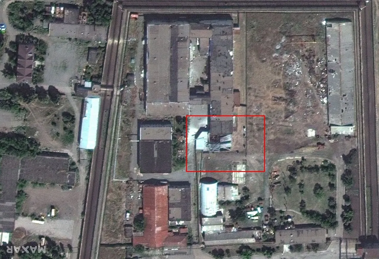 Пошкоджена будівля у якій перебували полонені військові в Оленівці Пошкоджена будівля у якій перебували полонені військові в Оленівці