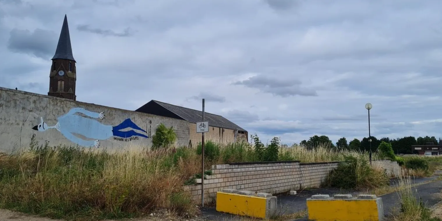 Вид на шпиль церкви у покинутому селі Мангейм Вид на шпиль церкви у покинутому селі Мангейм