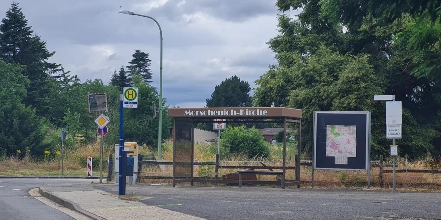 Порожня автобусна зупинка у Моршеніху Порожня автобусна зупинка у Моршеніху