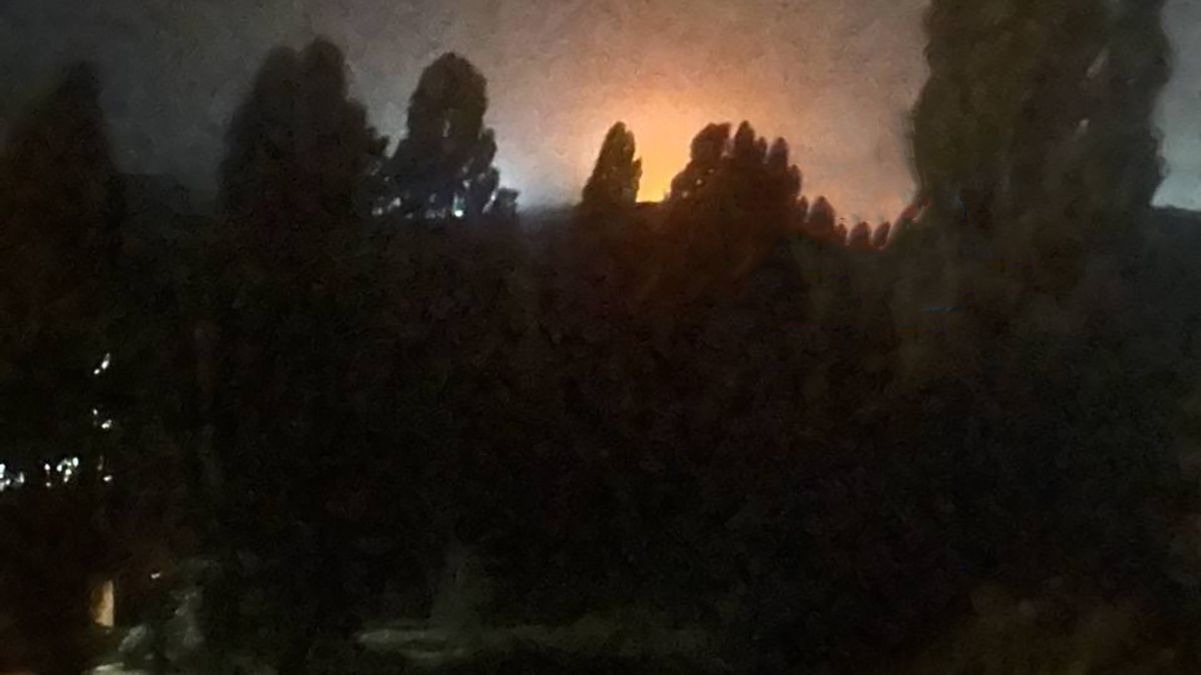 В оккупированном Шахтерске в результате прилета загорелась нефтебаза В оккупированном Шахтерске в результате прилета загорелась нефтебаза