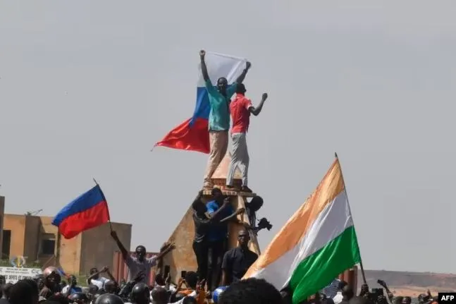 В Нигере поклонники хунты вышли с флагами России