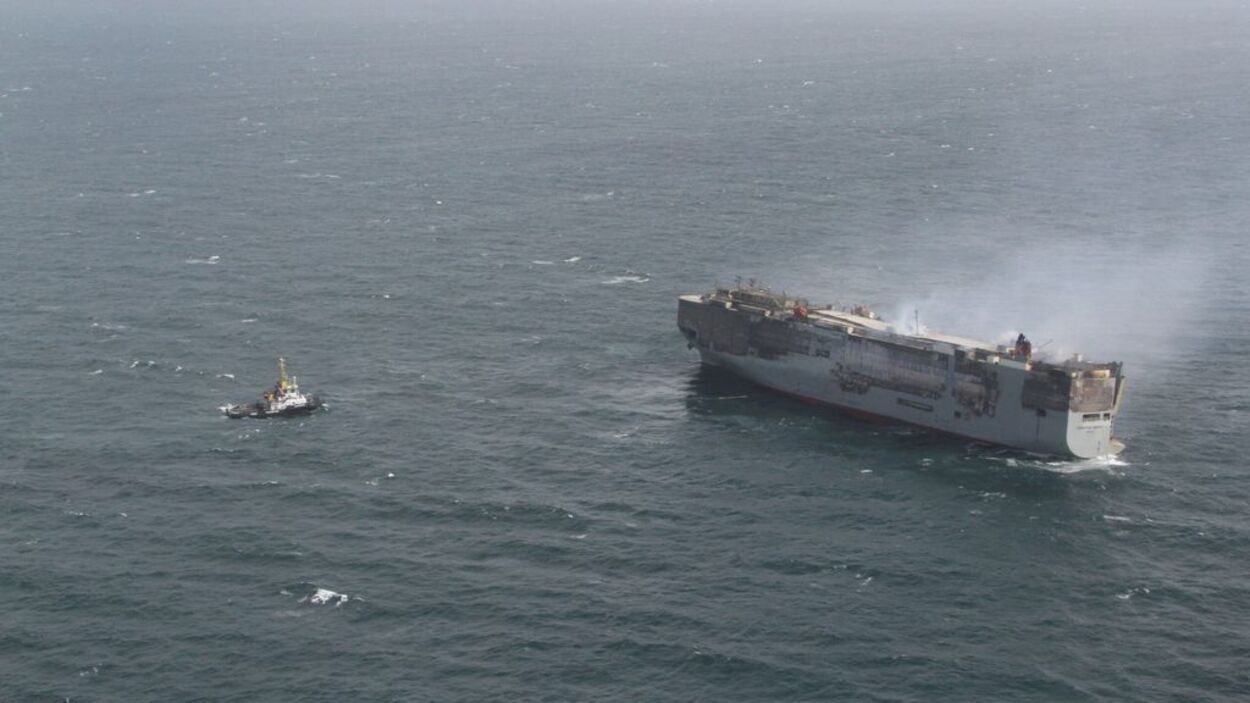 Горит судно с почти 4 тысячами BMW возле Нидерландов - его готовятся отбуксовать - 24 Канал Горит судно с почти 4 тысячами BMW возле Нидерландов - его готовятся отбуксовать - 24 Канал