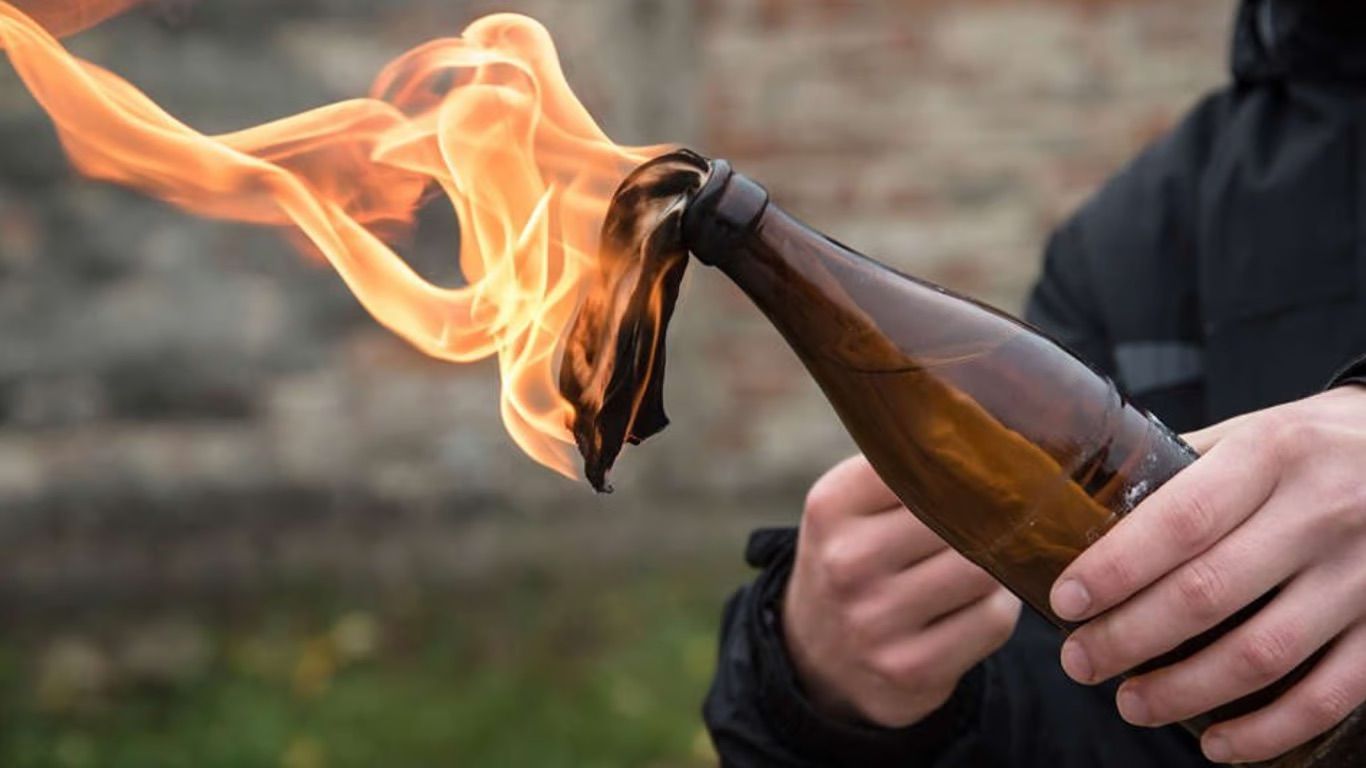 В Феодосии учительница русского языка бросила коктейль Молотова в военкомат: это уже не впервые - 24 Канал В Феодосии учительница русского языка бросила коктейль Молотова в военкомат: это уже не впервые - 24 Канал