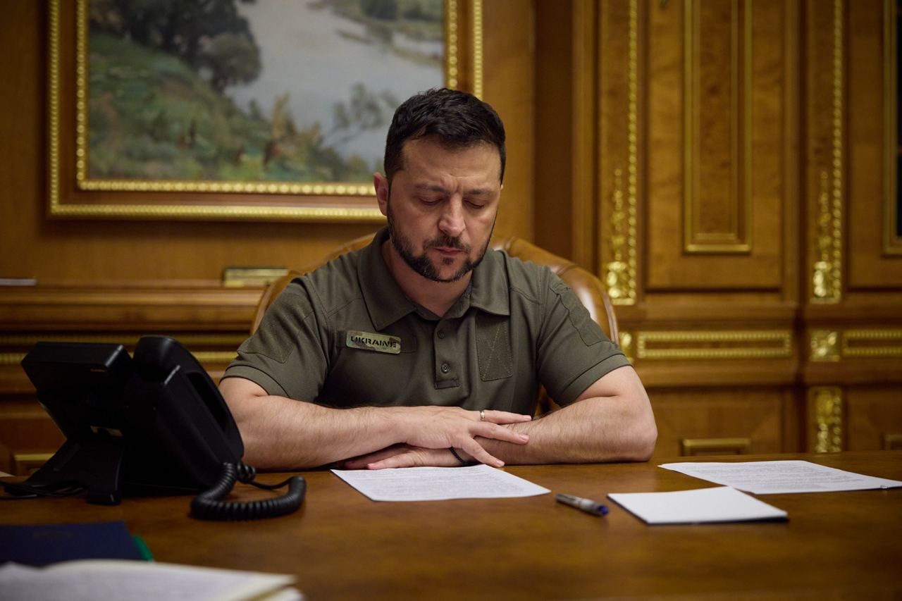 Зеленський записав традиційне звернення Зеленський записав традиційне звернення