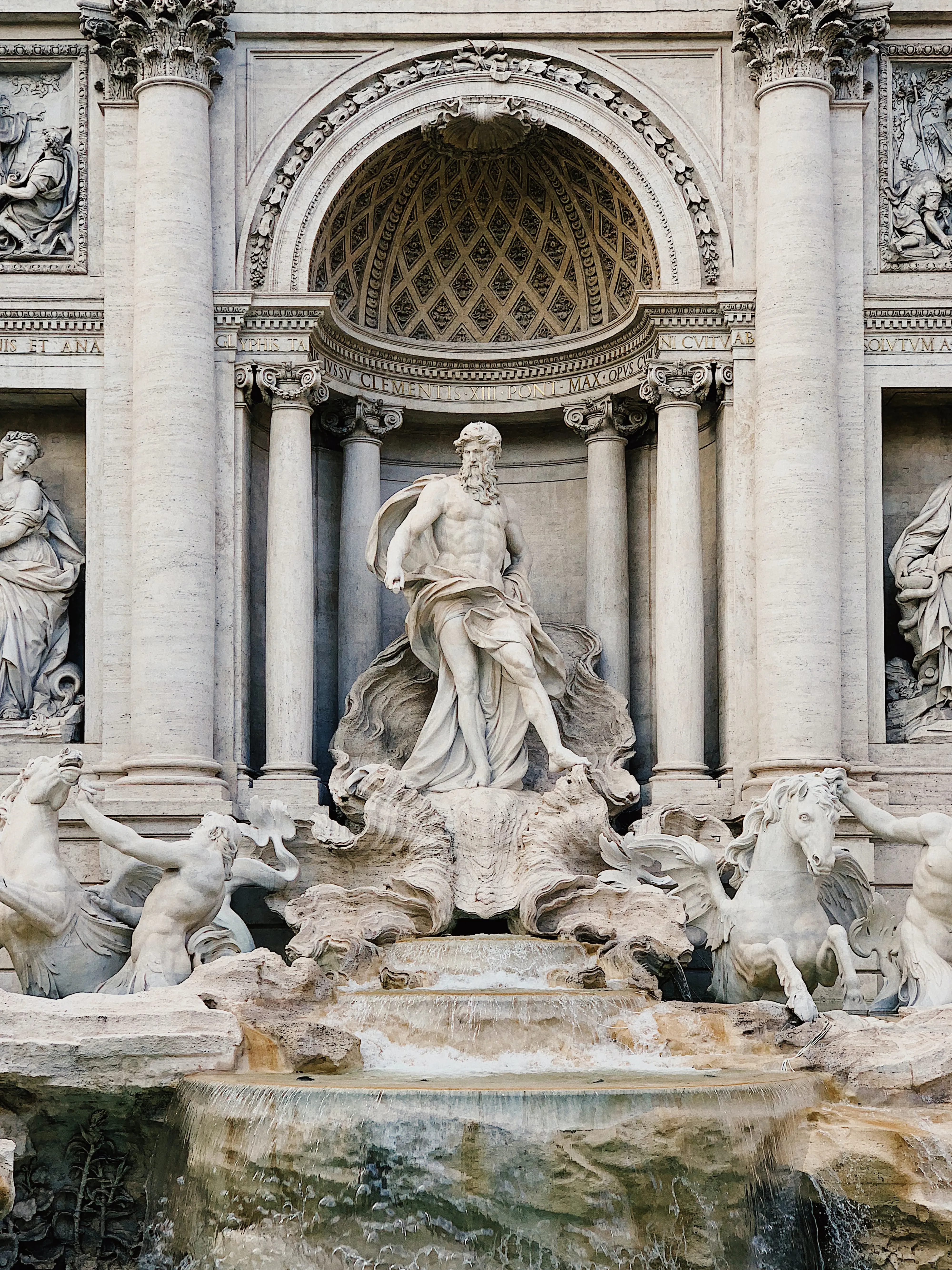 В Риме туристам хотят ограничить доступ к фонтану.