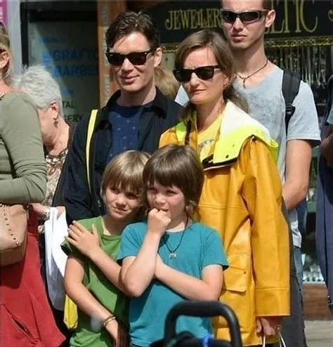 Киллиан Мерфи вместе с женой и детьми / Bing.com