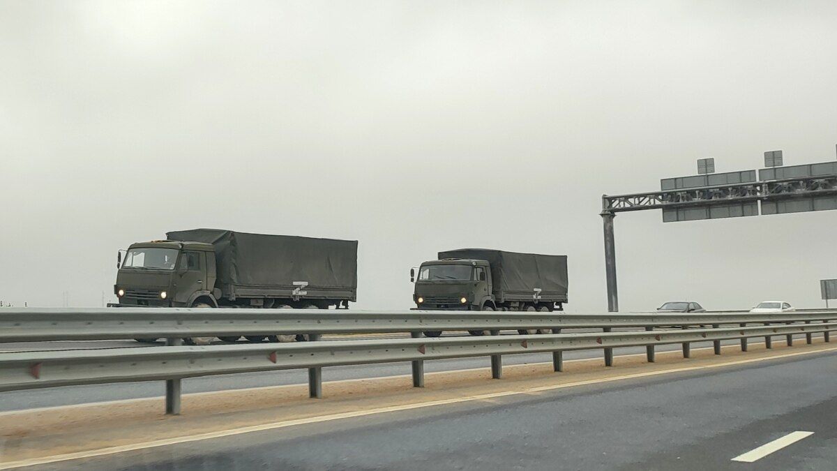 Россияне перевозят живую силу через Мариуполь Россияне перевозят живую силу через Мариуполь