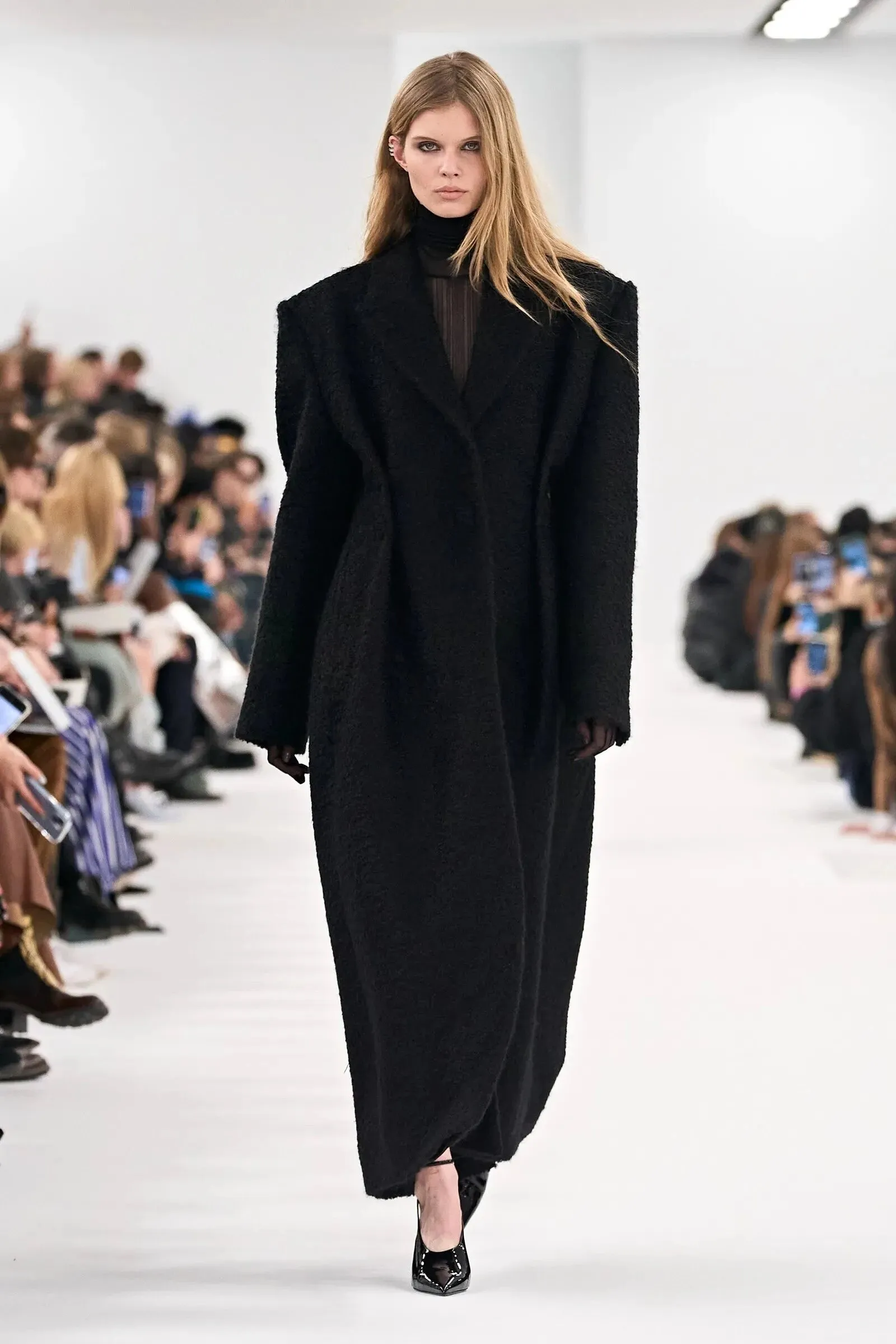 ​Черное пальто – тренд 2023 года
