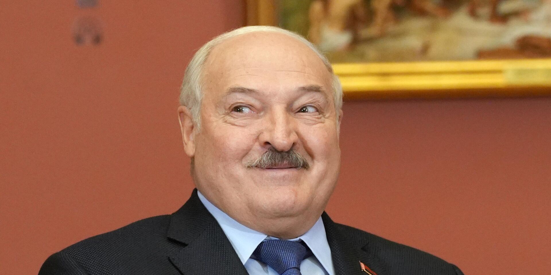 Алєксандр Лукашенко маневрує, щоб не втягуватись у війну