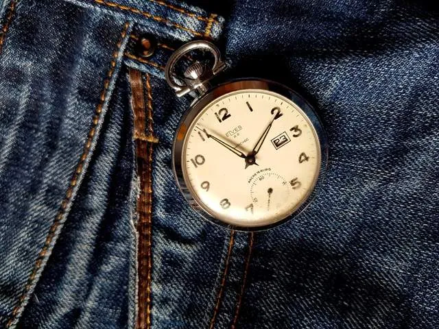Часы на джинсах