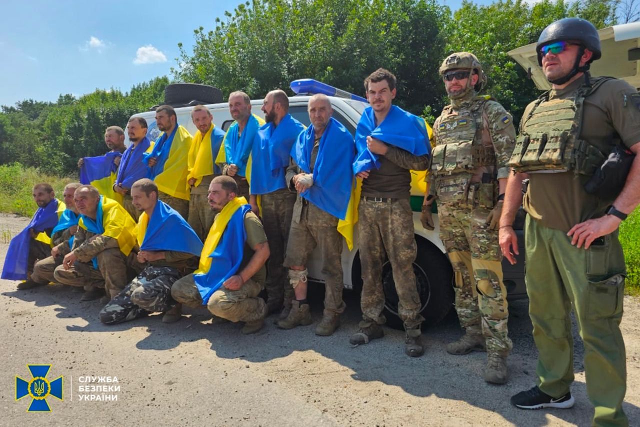 Україна вітає своїх захисників із поверненням 