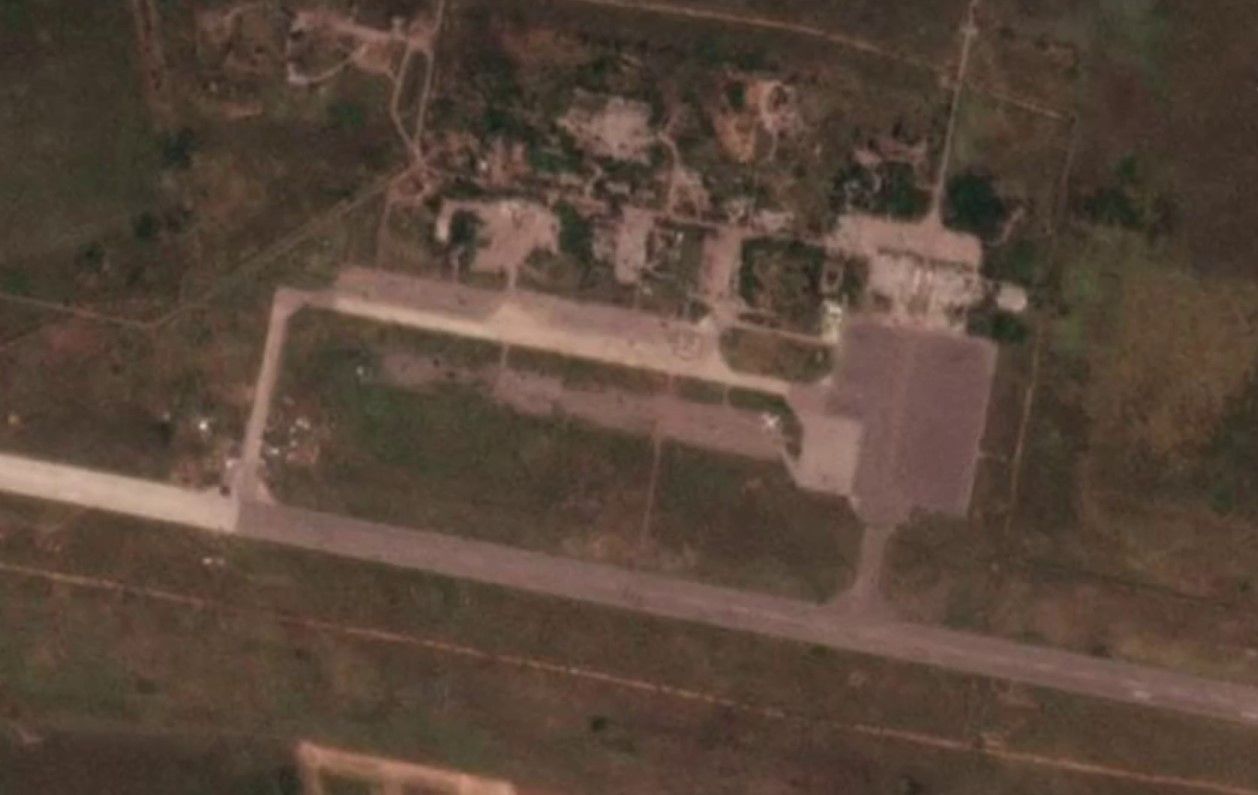 Оккупанты спрятали вертолеты от ВСУ в Луганске Оккупанты спрятали вертолеты от ВСУ в Луганске