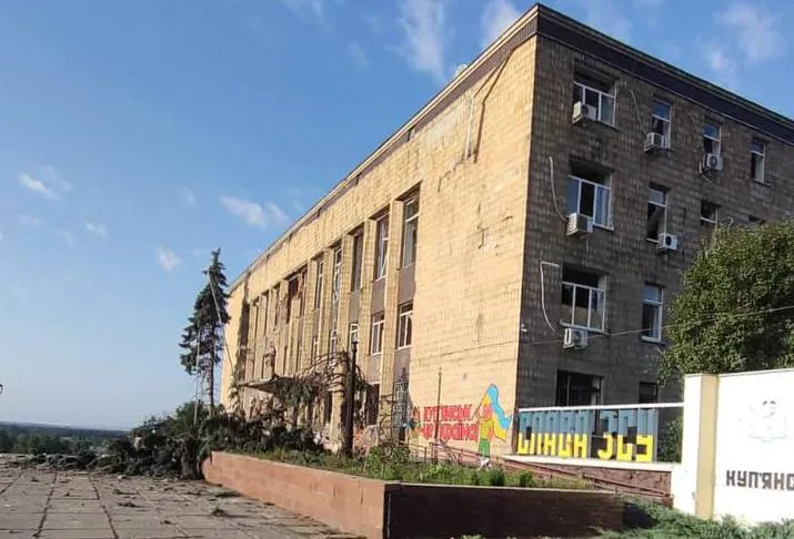 Админздание города Купянск после попадания авиационной бомбы