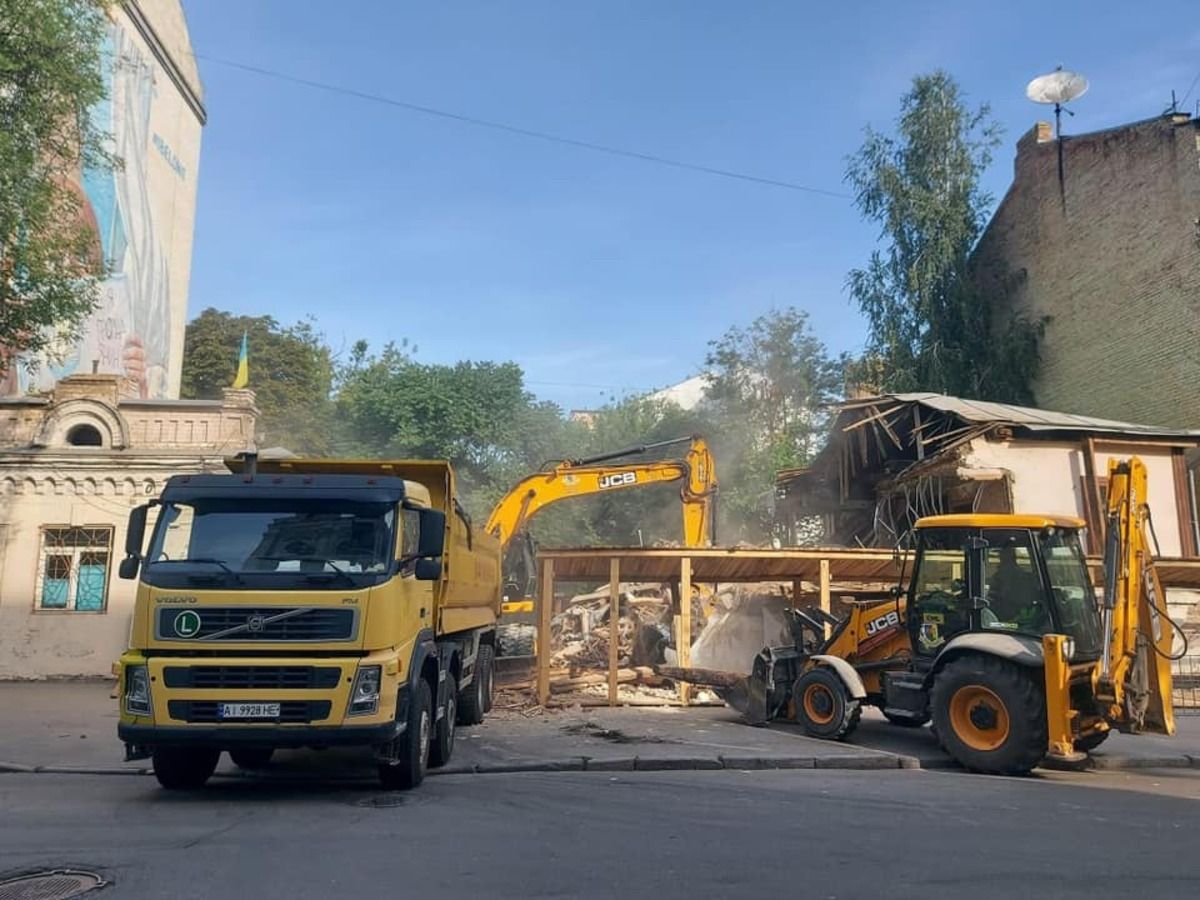 В Киеве незаконно снесли 200-летний дом на Ярославской