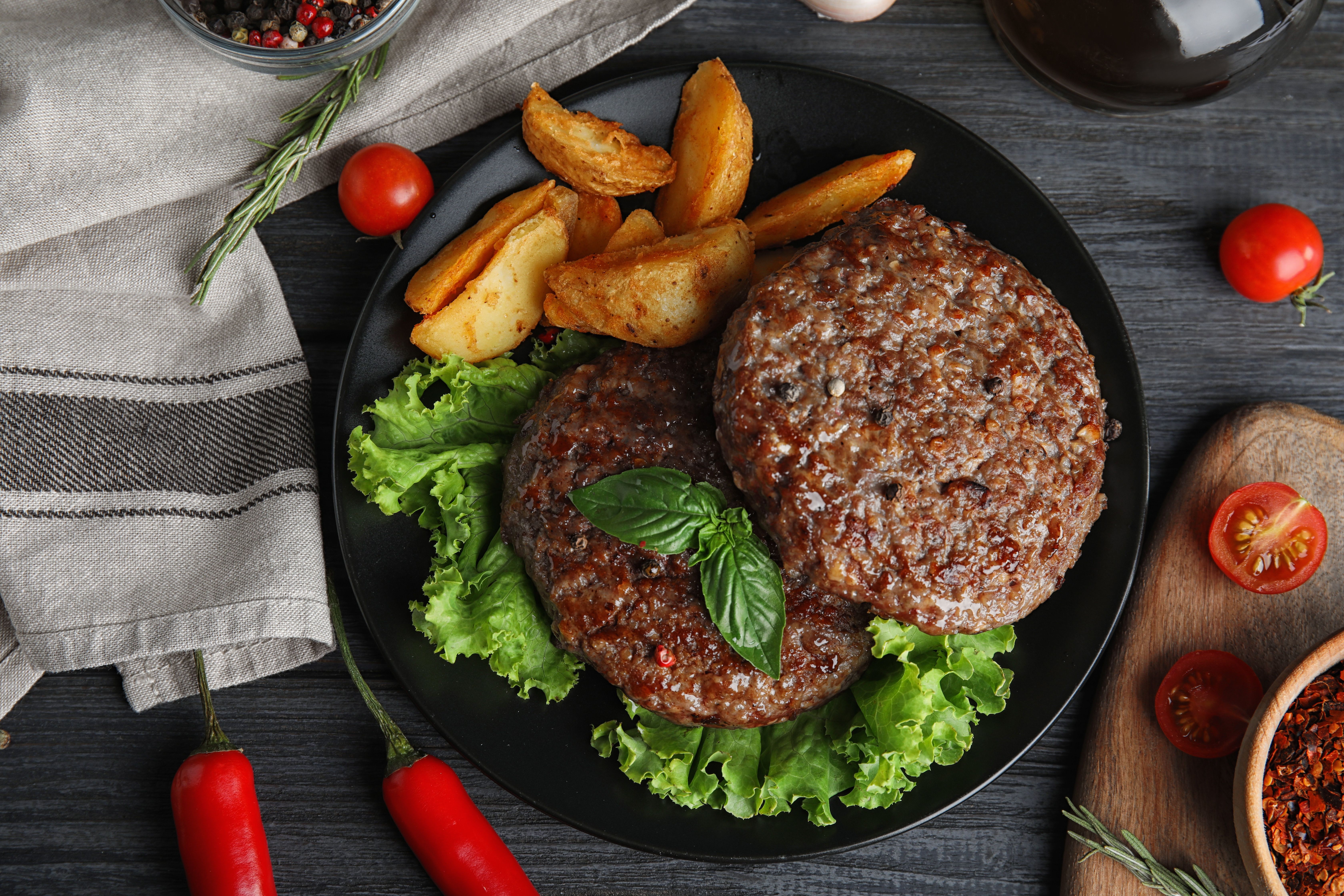 Говяжья котлета – универсальный продукт: три оригинальных рецепта, которые это докажут