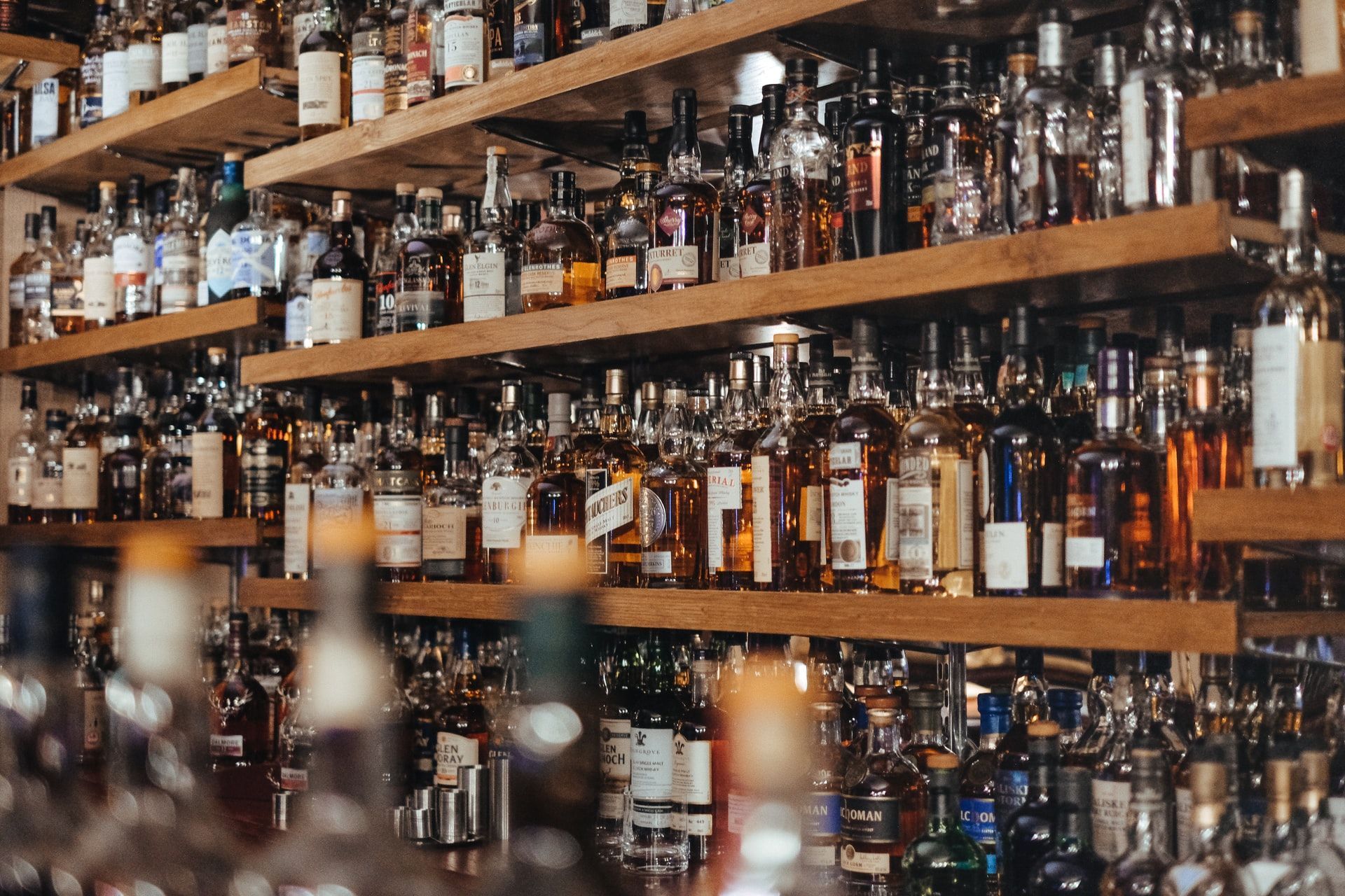 Підвищення цін на алкоголь - у Мінекономіки пояснили зростання мінімальної вартості - Економіка