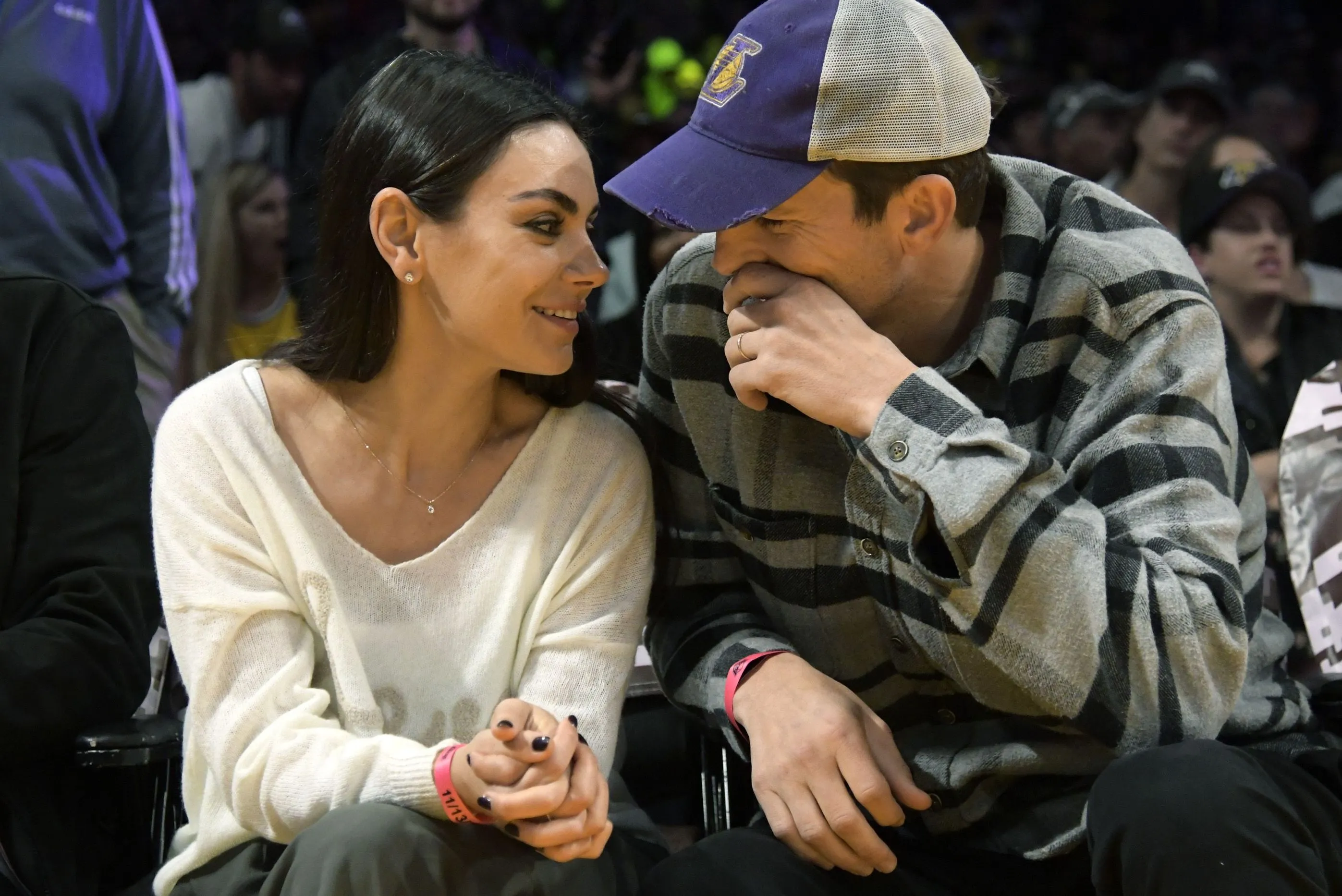 Міла та Ештон на побаченні під час баскетбольної гри / Getty Images