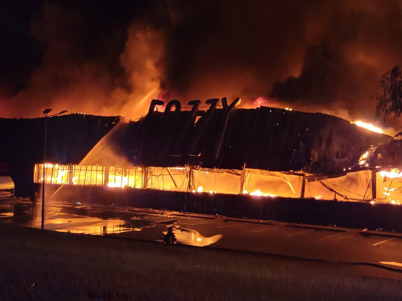 Гіпермаркет в Одесі згорів після нічної атаки росіян