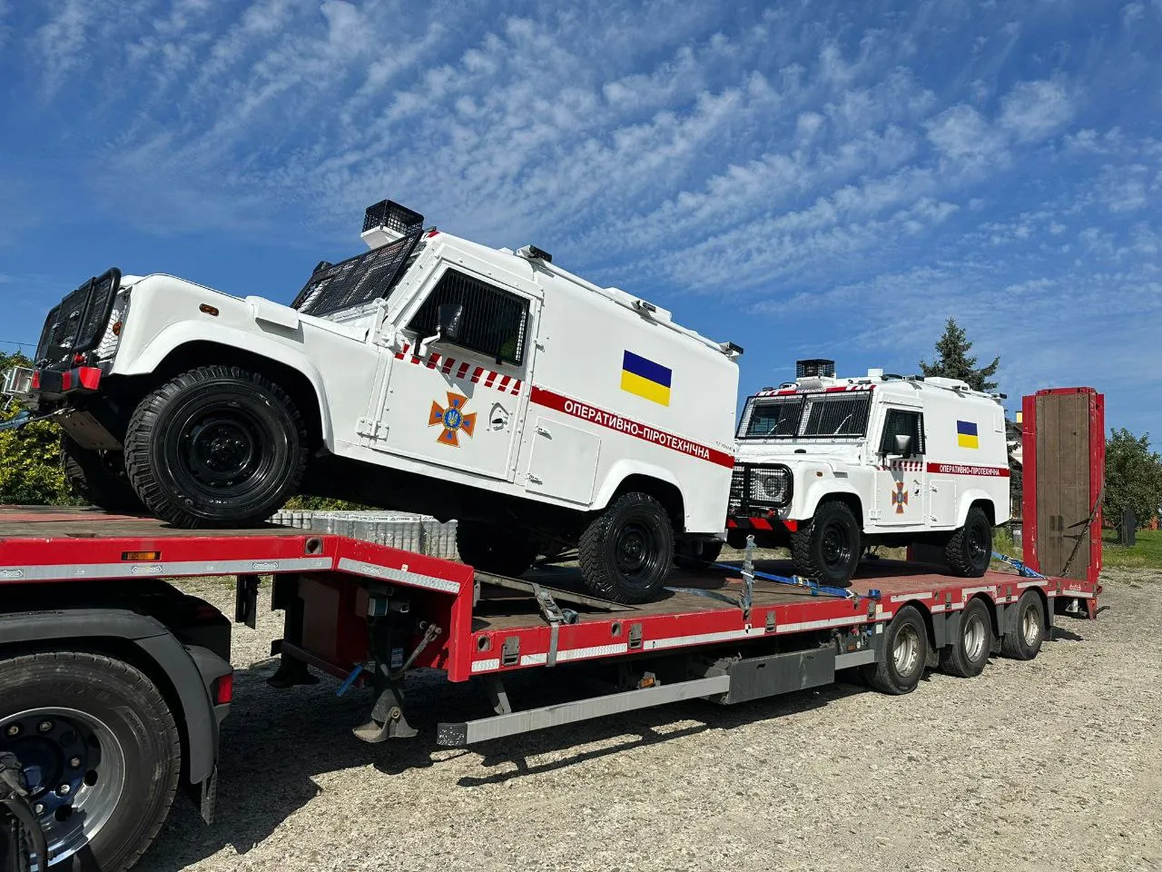 БФ Українські вогнеборці передають саперам Херсонщини броньовані автомобілі БФ Українські вогнеборці передають саперам Херсонщини броньовані автомобілі