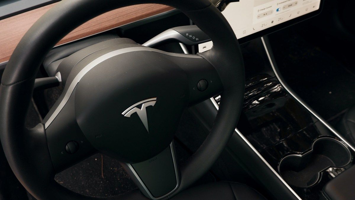 Разбитая Tesla оказалась в Украине, хотя владелец сдал ее на запчасти Разбитая Tesla оказалась в Украине, хотя владелец сдал ее на запчасти