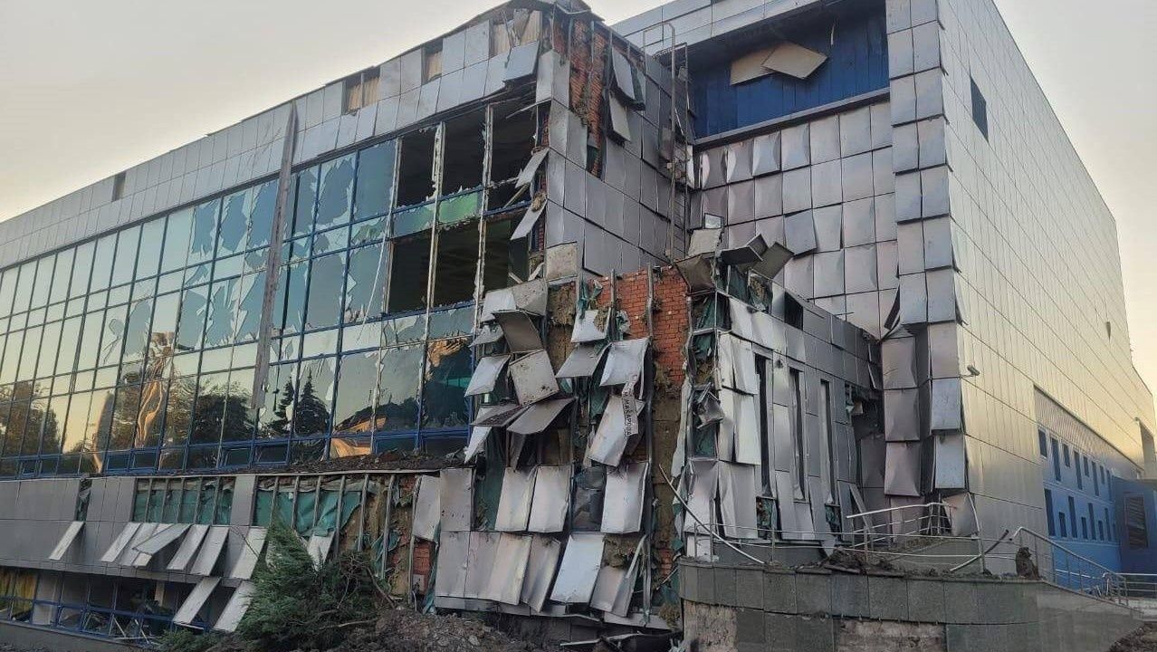 Пошкоджений басейн спорткомплексу "Метеор" в Дніпрі