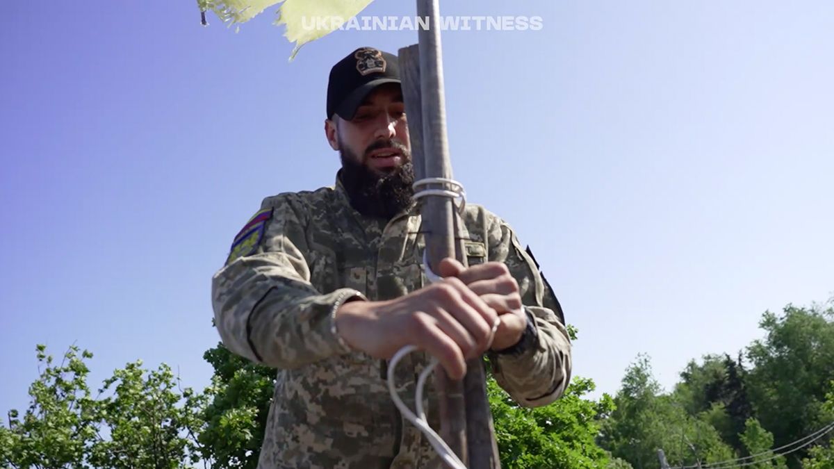 Аеророзвідник Джигіт вішає прапор Аеророзвідник Джигіт вішає прапор