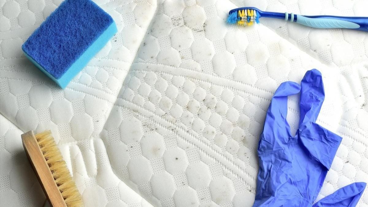 Чим почистити матрац від плям і запаху