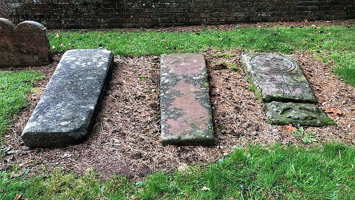 Вісім могил тамплієрів знайшли на території сільської церкви