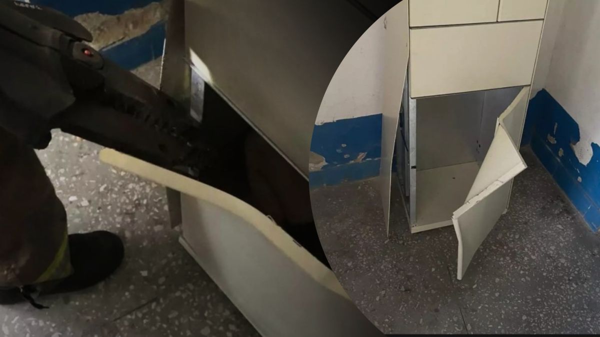 Мальчик во время игры залез в почтомат и не смог выбраться из него Мальчик во время игры залез в почтомат и не смог выбраться из него