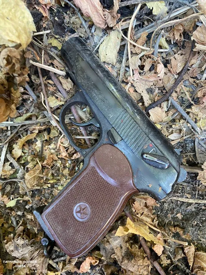 Полиция в Киеве задержала мужчину, который из пистолета стрелял по собакам Полиция в Киеве задержала мужчину, который из пистолета стрелял по собакам