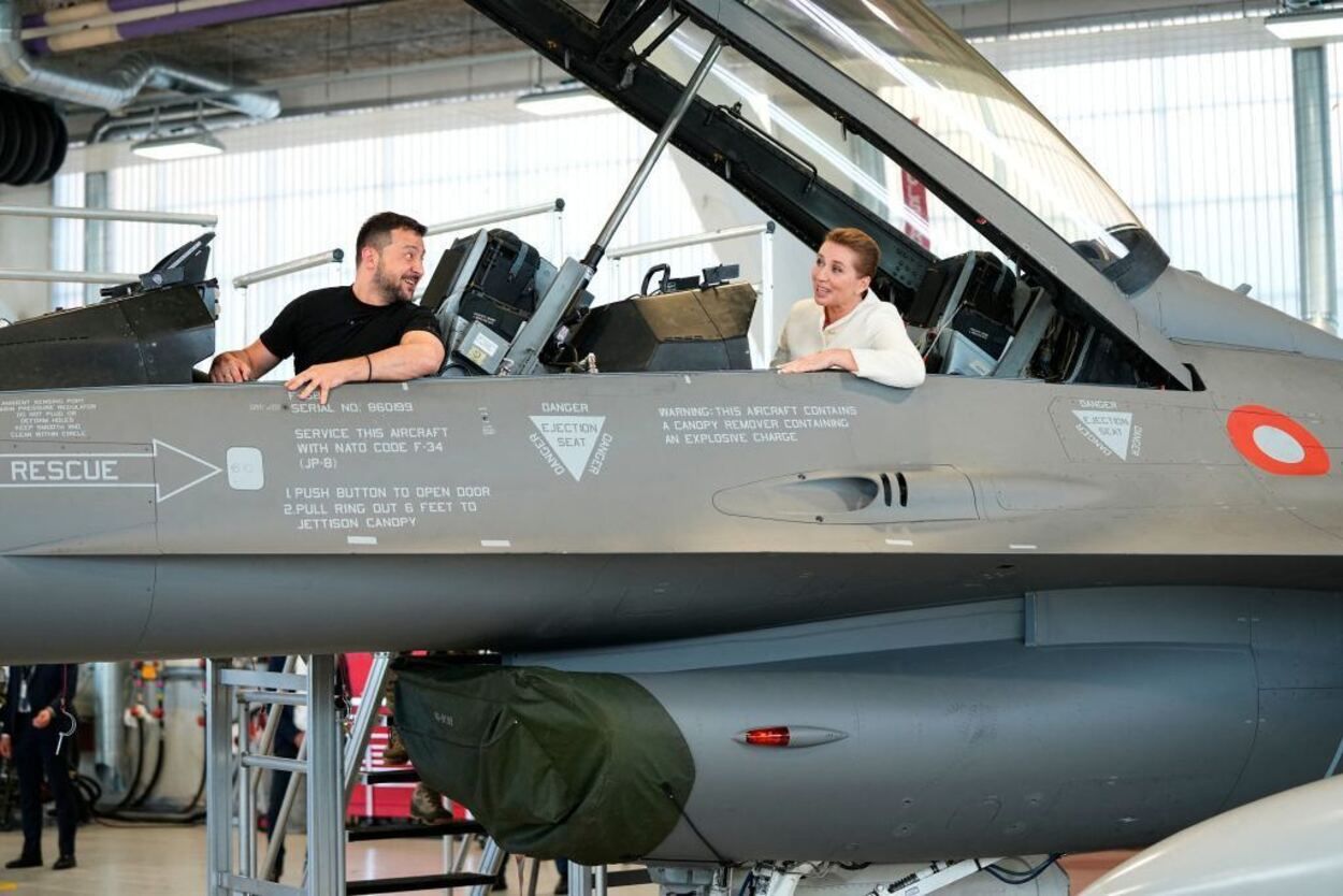 Зеленський в Данії 20.08.2022 - президент сидів в F-16 з прем'єр-міністеркою - відео - 24 Канал
