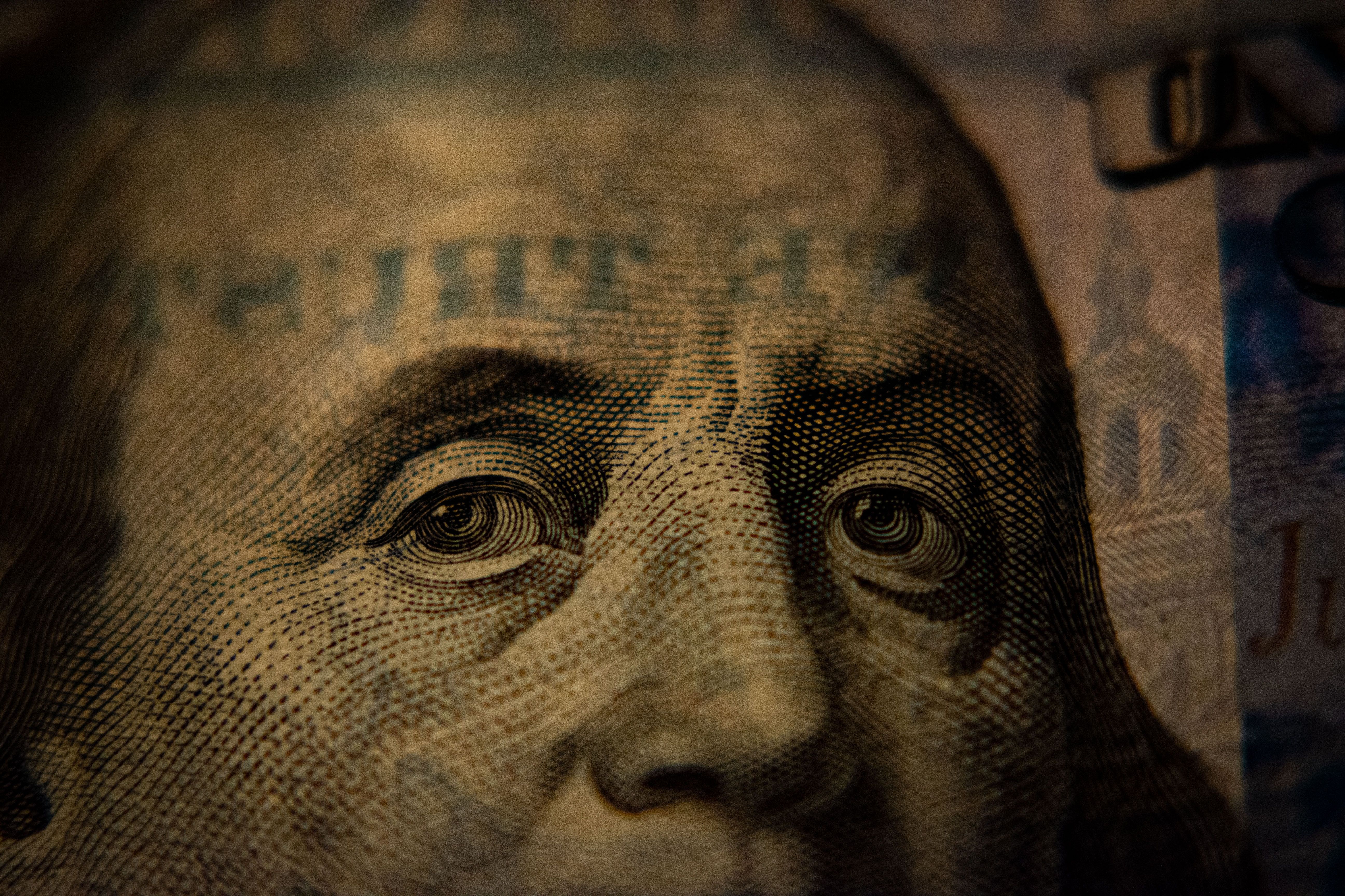 Долар знову дорожчає - яка вартість на чорному ринку - де вигідно купити валюту