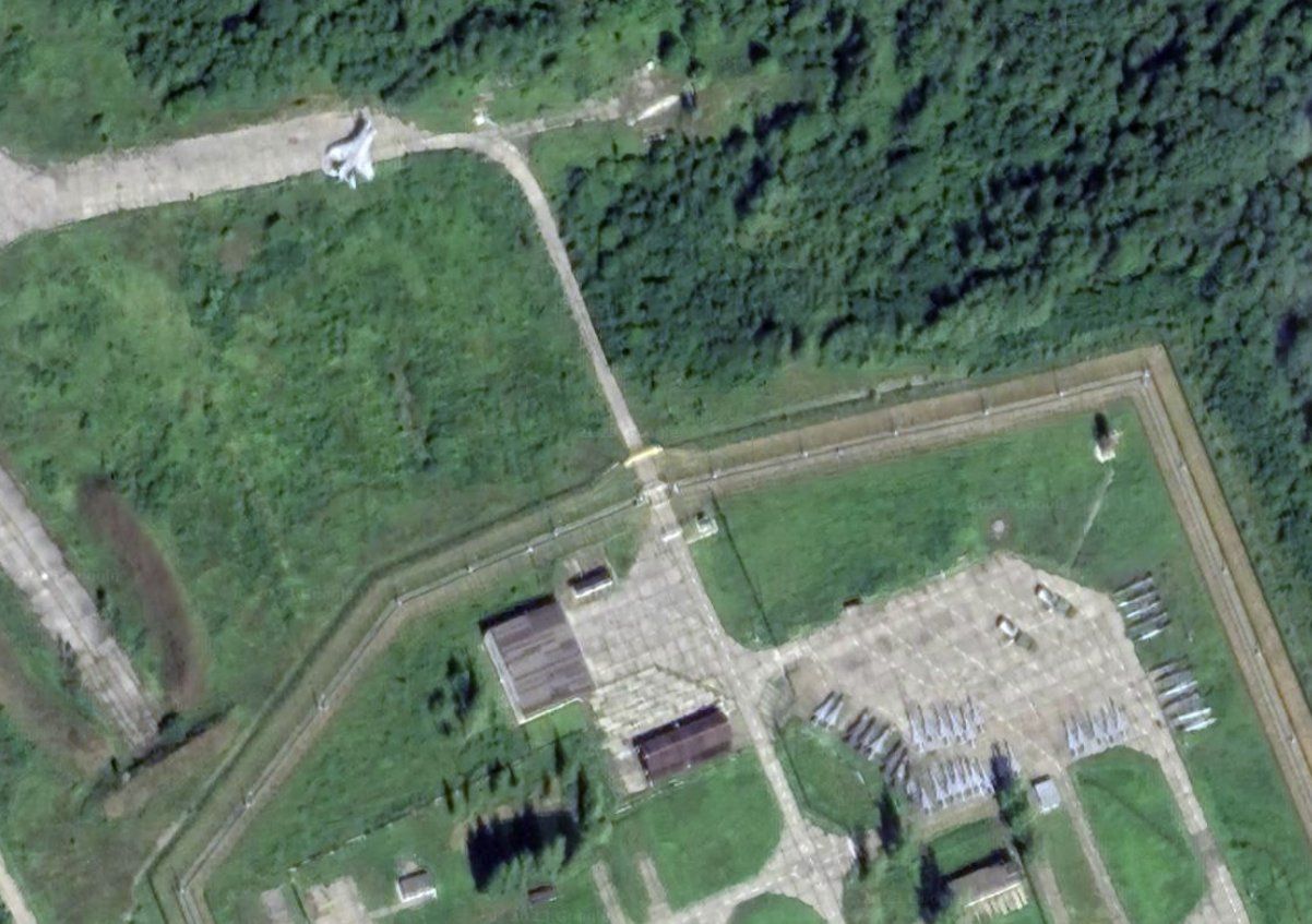 Спутниковые фото авиабазы "Сольцы" Спутниковые фото авиабазы "Сольцы"