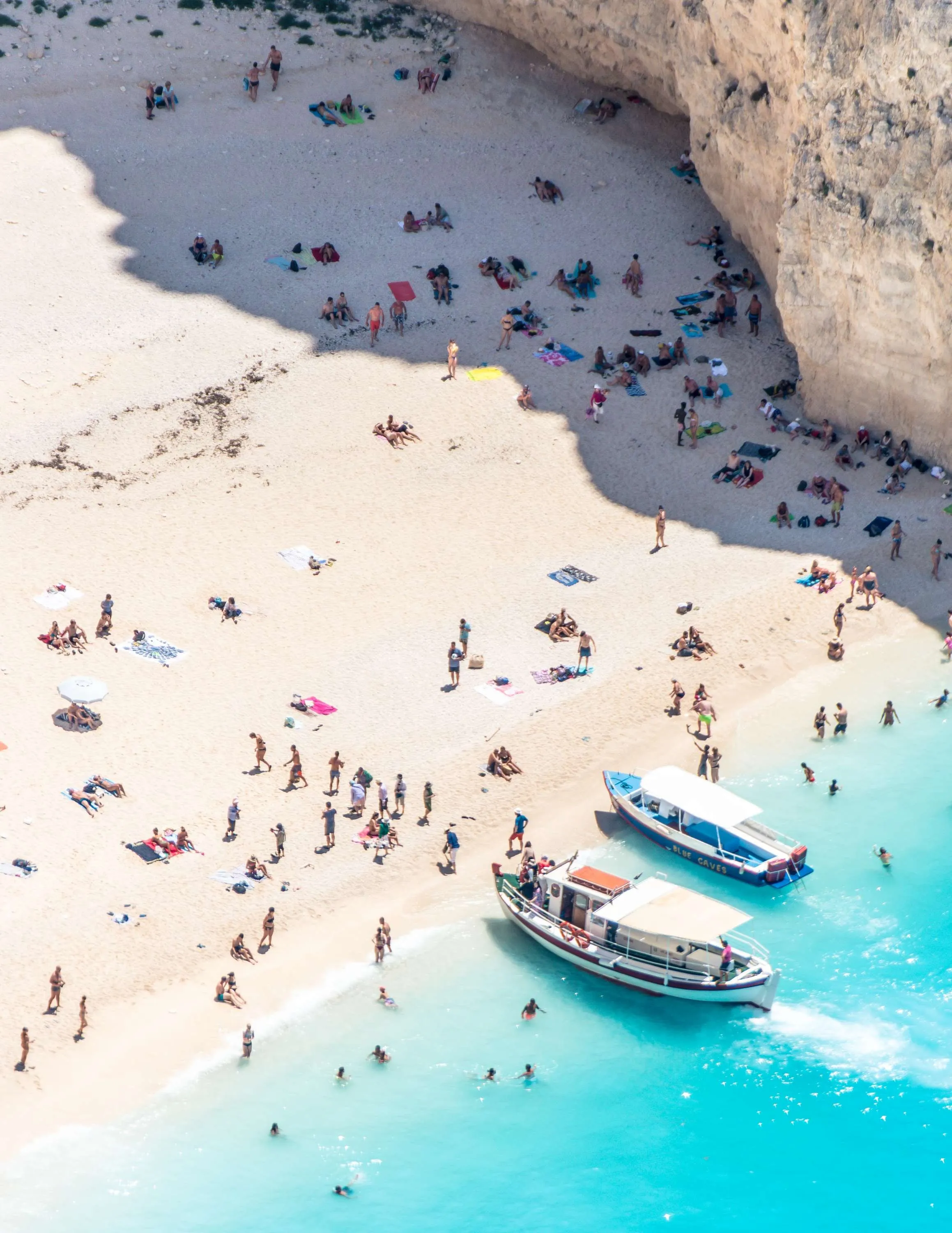 В Греции местные жители объявили войну дорогим шезлонгам на пляжах