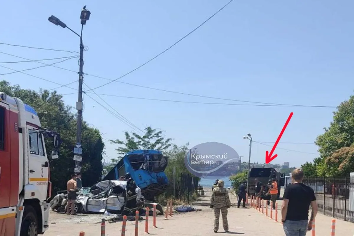 Военный грузовик переехал легковушку Крым Севастополь ДТП Военный грузовик переехал легковушку Крым Севастополь ДТП