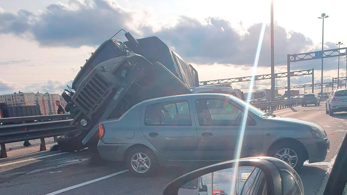 В Петербурге грузовик росгвардии смял под собой легковушку - есть погибшие  оккупанты - 24 Канал